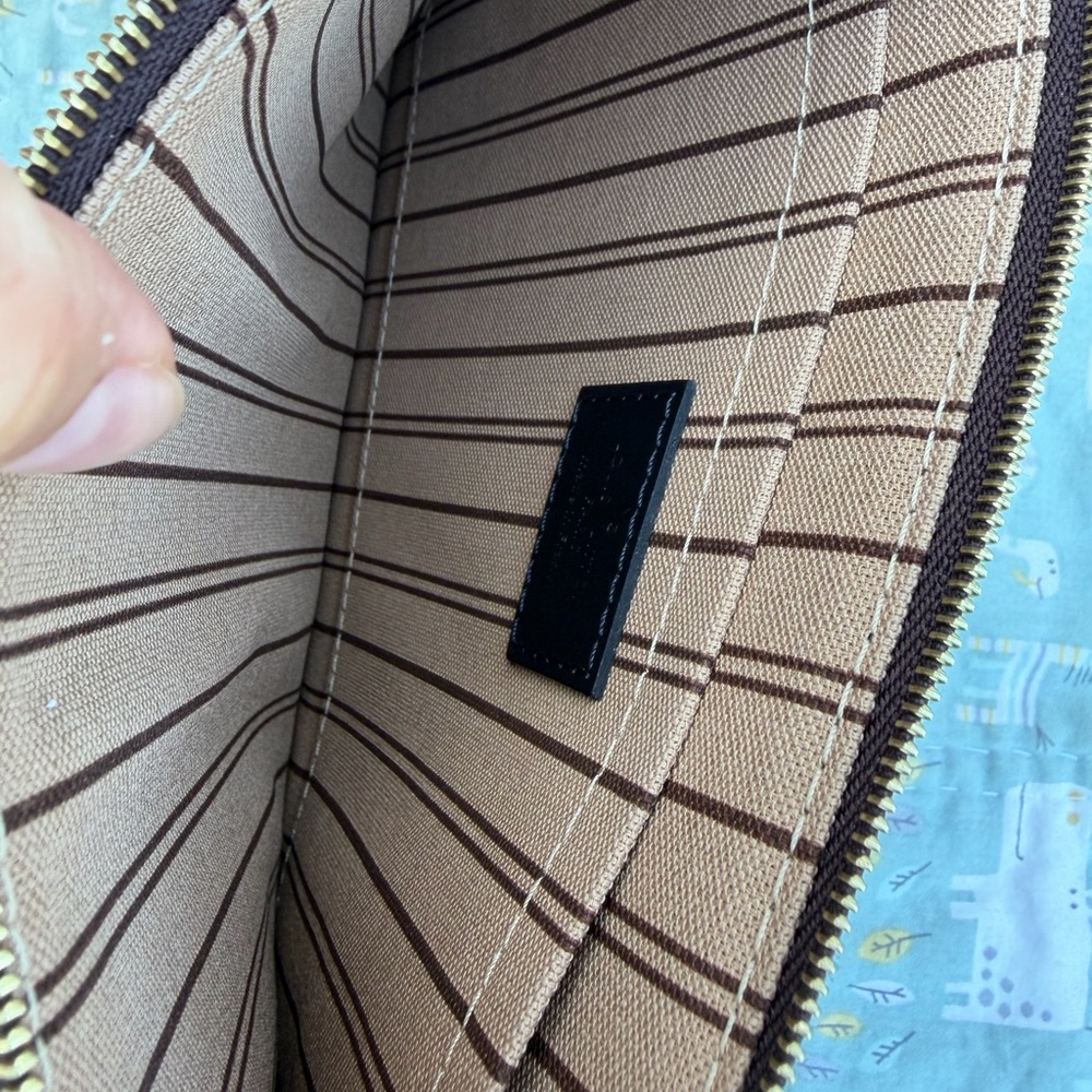 Louis Vuitton Limited Edition Neverfull MM Pouch - Picture 4 of 14